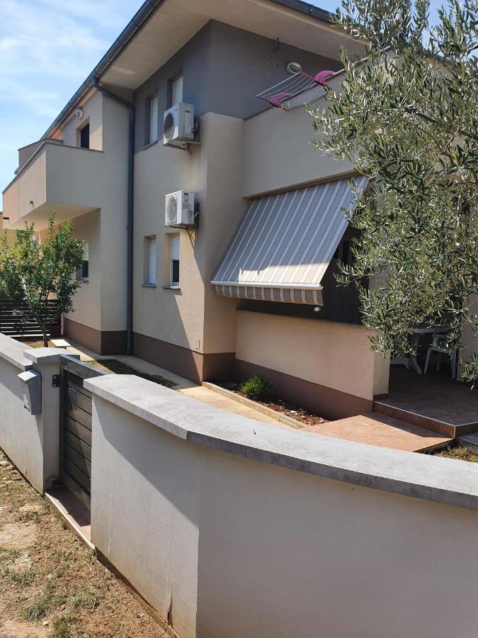 Apartment Dundo In Quiet Green Area Medulin Exterior photo
